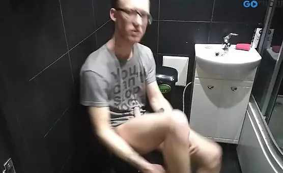 Blowjob Alley EyeglassesWearing Man Gets Discreet Toilet Fellatio